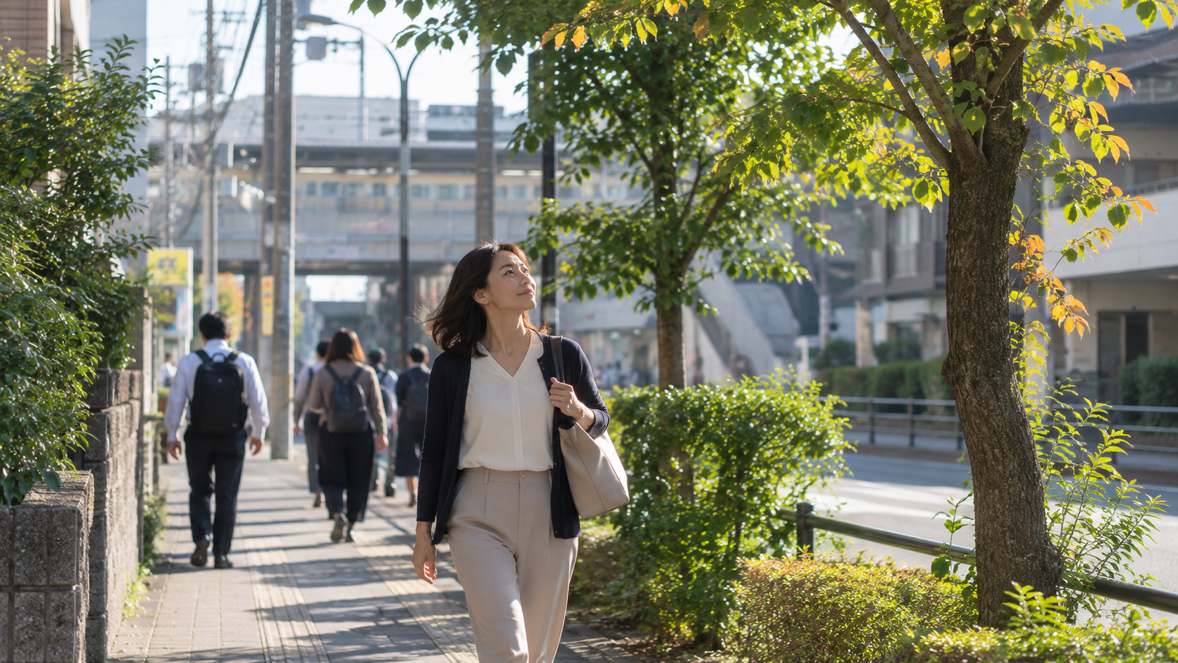 ヨガ旅（リトリート）を終えた後、朝の通勤途中で木々を見上げる女性